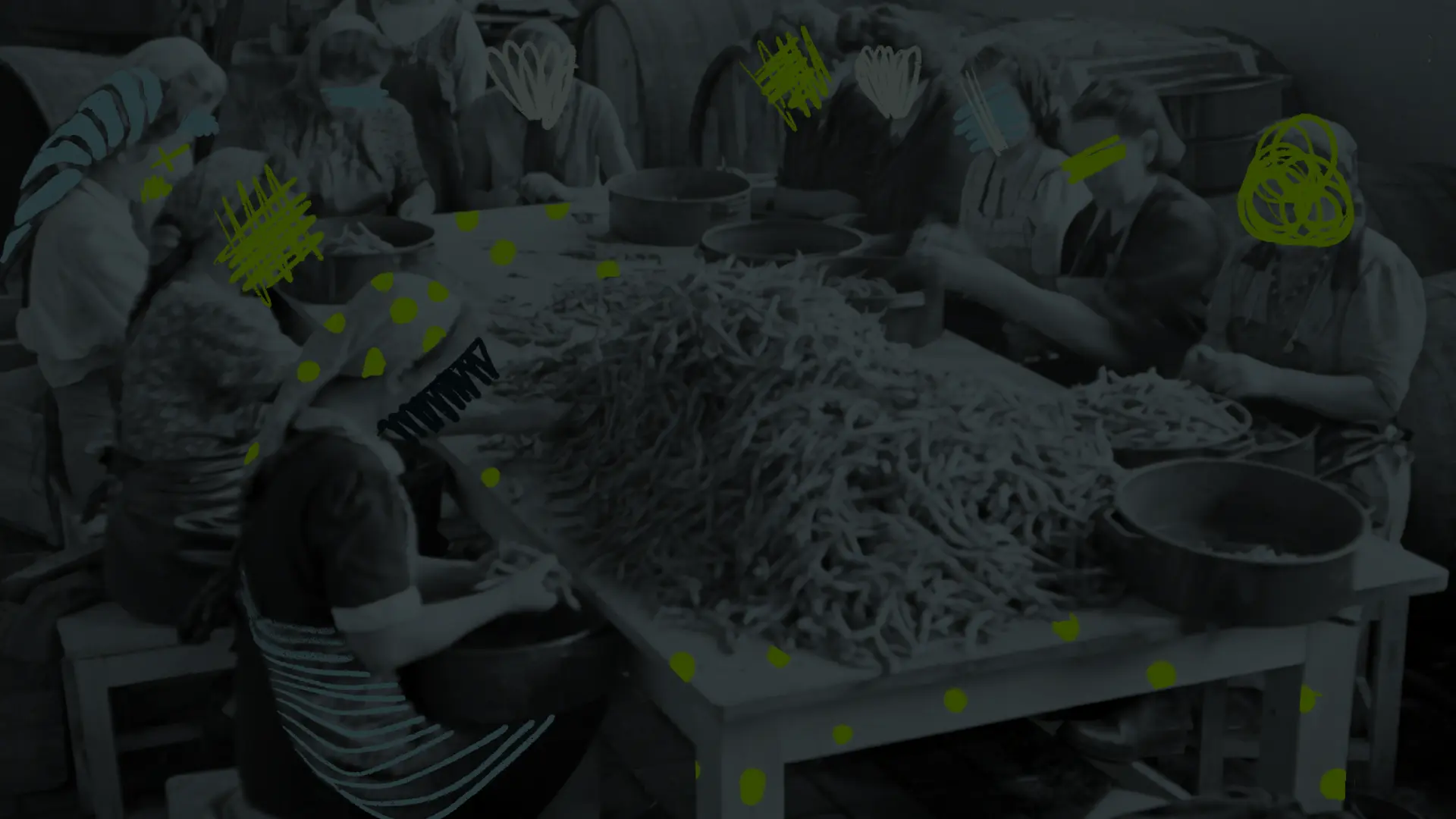 Mujeres trabajando juntas alrededor de una mesa en el laboratorio