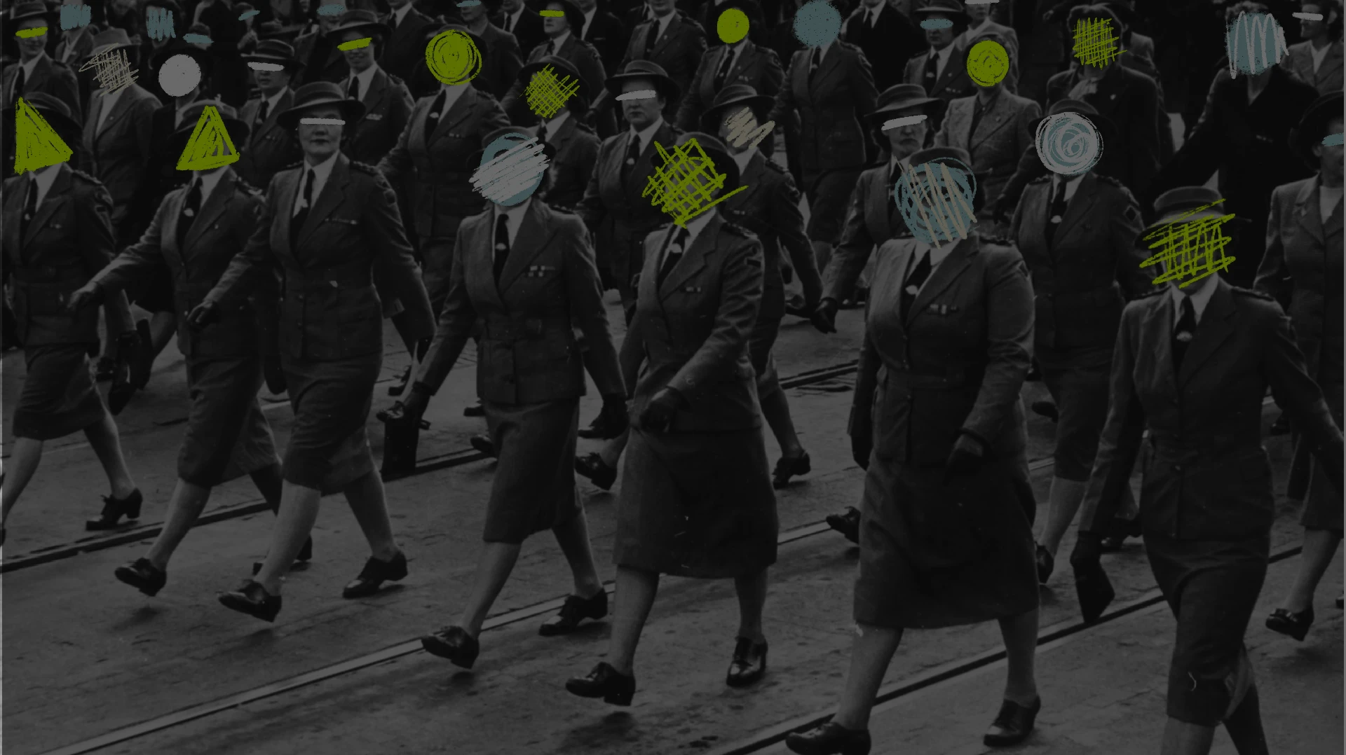 Grupo de mujeres marchando con ilustraciones de colores sobre sus rostros